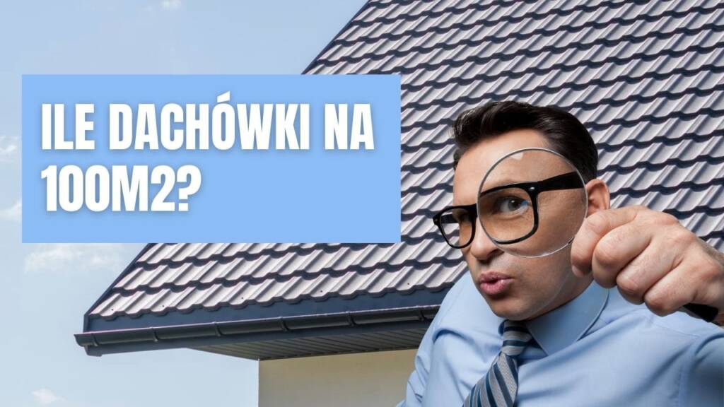 Mężczyzna z lupą na tle dachu pokrytego dachówką ceramiczną, z napisem "Ile dachówki na 100m2?