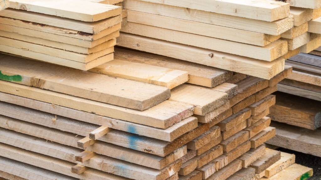 Deski z drewna konstrukcyjnego – gotowe do budowy