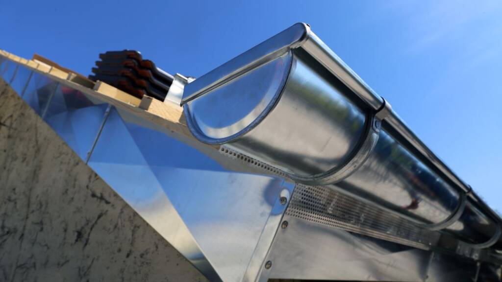 Rynna ocynkowana z bliska na tle nieba