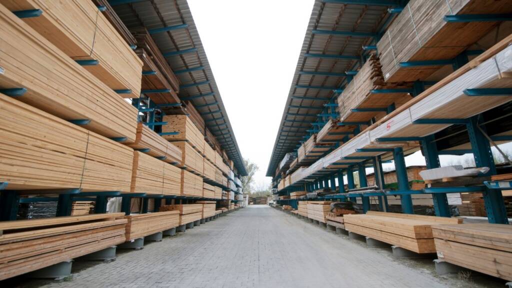 Na obrazku widać ułożone drewno